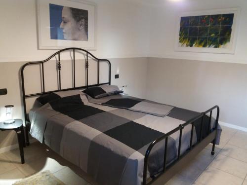 sypialnia z dużym łóżkiem z czarną ramą w obiekcie Residenza Nisio w mieście Bari