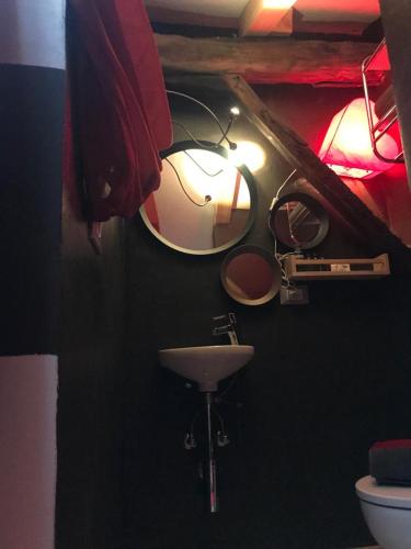 a bathroom with a sink and a mirror on the wall at Sanctus Syrus 2 in Albenga