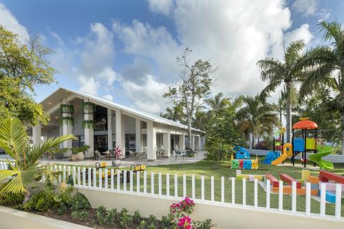 ein Gebäude mit einem Spielplatz davor in der Unterkunft Hotel Yonu in Punta Cana