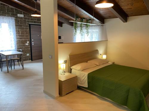 una camera con un letto verde e un tavolo di Masseria Moriello - lago di Telese a Telese
