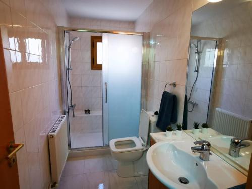 Ένα μπάνιο στο Elegant & Trendy Apt in a Peaceful Area