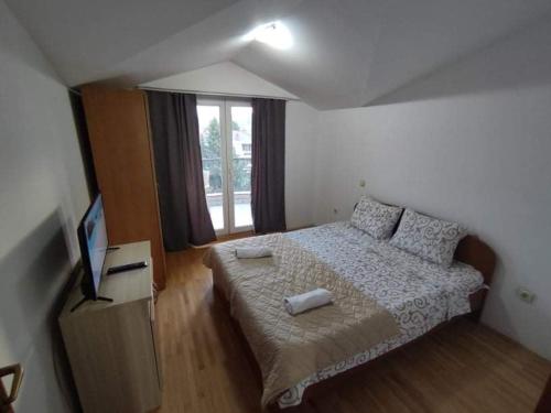 een slaapkamer met een bed met 2 kussens erop bij Apartment Stefan in Ohrid
