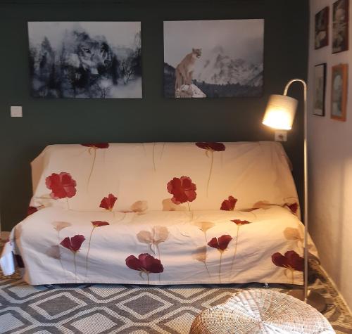 - un lit avec des fleurs rouges dans une chambre dans l'établissement Maison à la coque, à Baceno