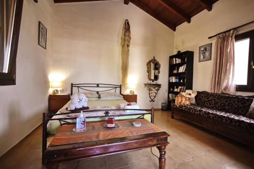 uma sala de estar com um sofá e uma mesa de centro em Gorgona Apt em Heraclião
