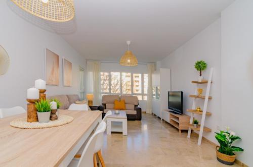 WintowinRentals Teatinos, Metro, Free Parking & Pool.