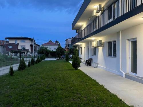 a grassy yard next to a building at Casa Margo in Eforie Nord