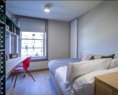 una camera con letto, scrivania e finestra di ALTIDO Affordable Dublin Thomas Street - Adults only a Dublino