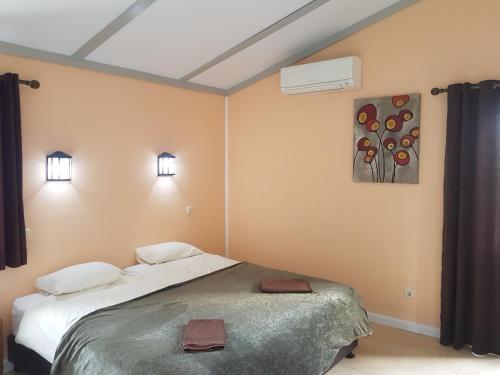 um quarto com duas camas e um quadro na parede em Villas del Alba em Alhaurín de la Torre