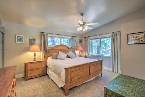 弗拉格斯塔夫的住宿－Flagstaff Mountain Oasis with Hot Tub 2 Mi to Dtwn!，一间卧室配有一张床和吊扇