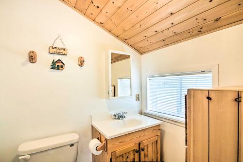 Ένα μπάνιο στο Aspen Meadow Cabin about 9 Miles Outside Duck Creek