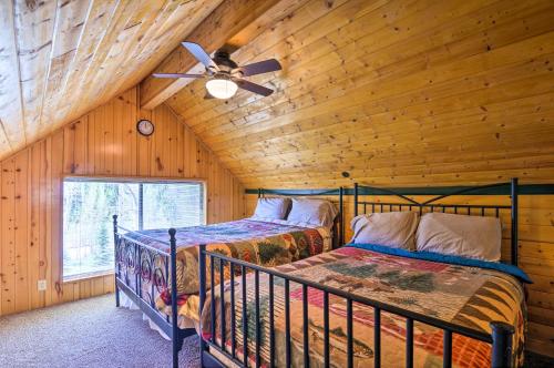 Ένα ή περισσότερα κρεβάτια σε δωμάτιο στο Aspen Meadow Cabin about 9 Miles Outside Duck Creek