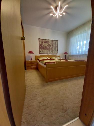 ズンデルンにあるSeeappartement Sorpeglückのベッドルーム1室(ベッド2台、シーリングファン付)