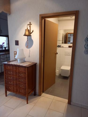 ein Badezimmer mit einer Kommode und ein Badezimmer mit einem WC in der Unterkunft Seeappartement Sorpeglück in Sundern