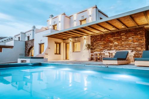 een villa met zwembad en huis bij Casa Eutopia in Agios Romanos