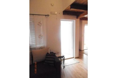 uma sala de estar com um sofá e uma janela em Apartment in Privlaka with Terrace, Air conditioning, WIFI, Washing machine (4839-2) em Privlaka