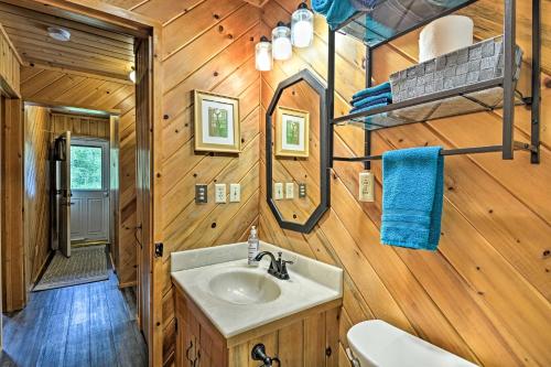 Ванная комната в Riverfront Traverse City Cabin Fish, Kayak and Tube