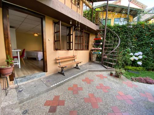 Jardín al aire libre en Hostal Alcala