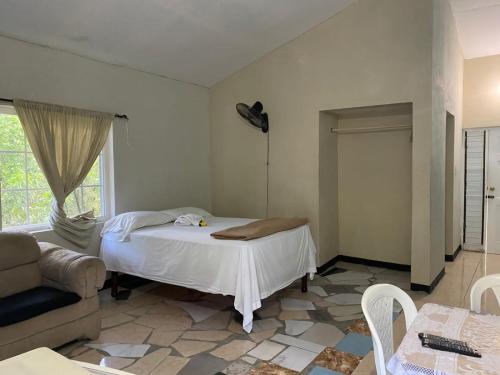 מיטה או מיטות בחדר ב-Tapicoa Village Retreat
