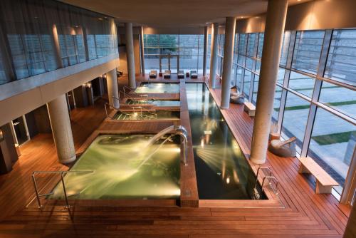 a hot tub on a cruise ship with people in it at Valbusenda Hotel Bodega & Spa in Toro