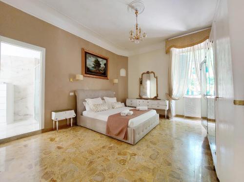Schlafzimmer mit einem Bett und einem Wandspiegel in der Unterkunft 4BNB - Luxury Mazzini Apartment in Rom
