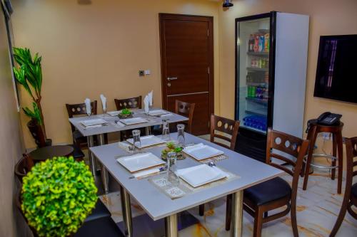 A restaurant or other place to eat at Fadar's Place Hotel