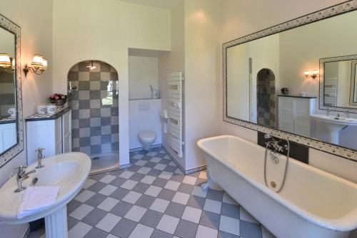Phòng tắm tại La Villa Palladienne - Château de Syam