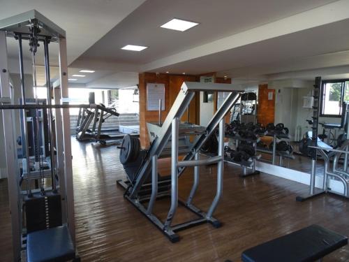 - une salle de sport avec plusieurs tapis de course et machines dans l'établissement 712 - FLAT para temporada Bristtol Evidence Hotel, à Goiânia