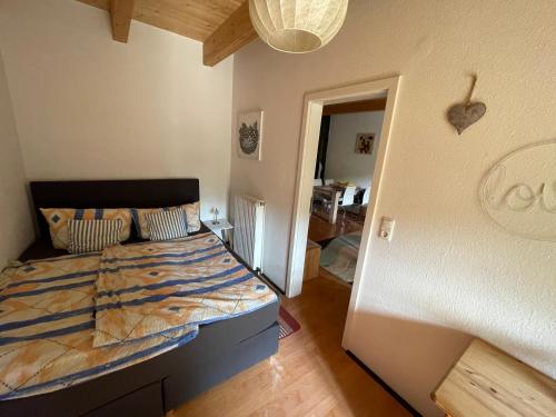 ノルデンにあるHistorischer Bauernhofのベッドルーム1室(青い掛け布団付きのベッド1台付)