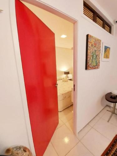 a red door in a room with a bedroom at iHOSTEL ALDEOTA in Fortaleza
