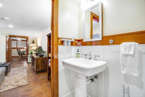 a bathroom with a sink and a mirror at Volunteer Park Vacation in Seattle