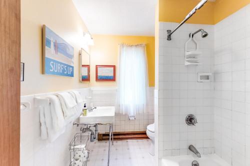 La salle de bains est pourvue d'un lavabo et de toilettes. dans l'établissement Bufflehead Retreat, à Kennebunkport