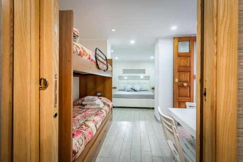 um quarto com um beliche e um quarto com uma cama em B&B Silver Sleep em Papasidero
