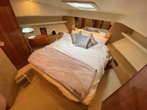 Lova arba lovos apgyvendinimo įstaigoje Luxury Italian Motor Yacht