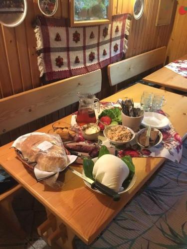 drewniany stół z jedzeniem na górze w obiekcie Pokoje gościnne Galijanka na Gubałówce w mieście Kościelisko