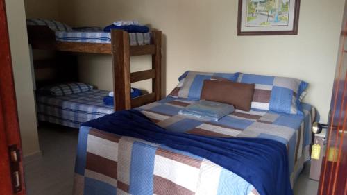 Двох'ярусне ліжко або двоярусні ліжка в номері GARATUCAIA - Suites Casa de Madeira