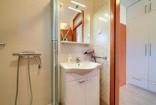 een badkamer met een wastafel en een douche bij Apartments Ivica Krk Island in Šilo