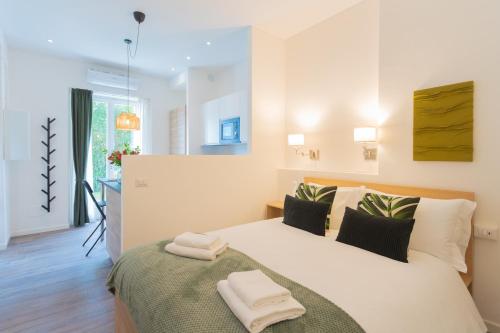 Enchanted Como Lake - Tremezzo Apartments by Rent All Comoにあるベッド