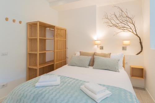 Enchanted Como Lake - Tremezzo Apartments by Rent All Comoにあるベッド