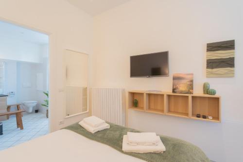 Enchanted Como Lake - Tremezzo Apartments by Rent All Comoにあるベッド