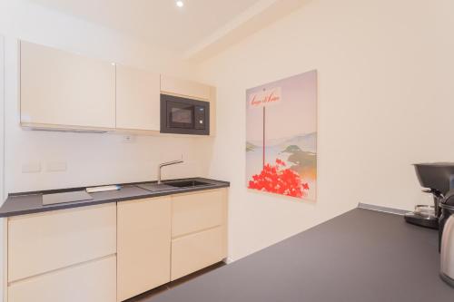 Enchanted Como Lake - Tremezzo Apartments by Rent All Comoにあるキッチンまたは簡易キッチン