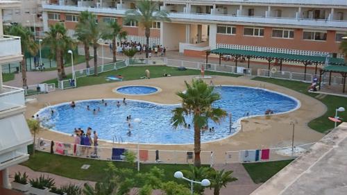 uma grande piscina num edifício com pessoas em Nova Almenara. Ideal para familias em Barrio-Mar