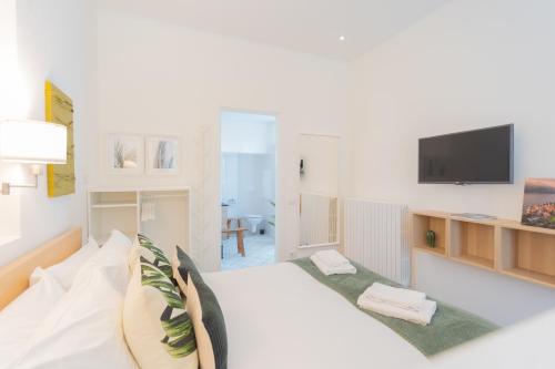 Enchanted Como Lake - Tremezzo Apartments by Rent All Comoにあるベッド