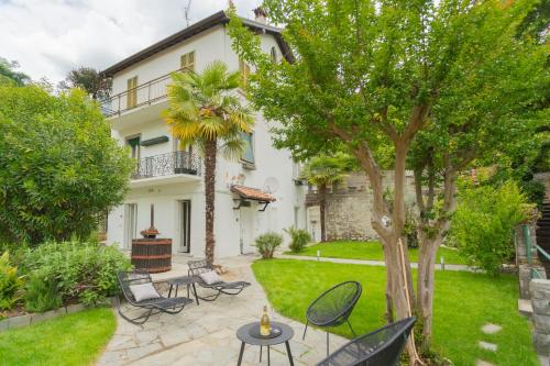 Enchanted Como Lake - Tremezzo Apartments by Rent All Comoにある庭