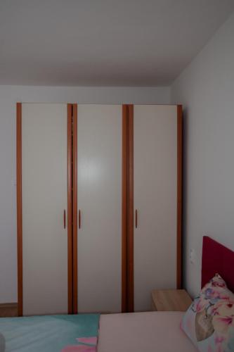 เตียงในห้องที่ Apartman Bokić