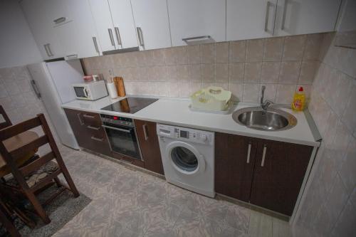 una cucina con lavello e lavatrice di Apartman Bokić a Trebinje