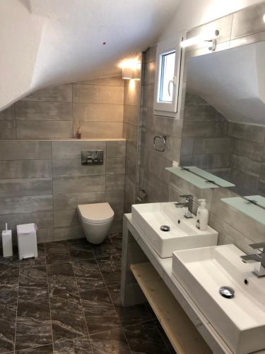 Koupelna v ubytování Enigma Suites