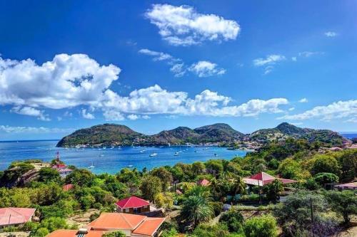 a view of the ocean and a resort at Villa GRENADINE Vue panoramique, les pieds dans l'eau in Terre-de-Haut