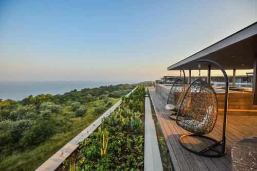 un porche con un columpio en la parte superior de una casa en 254 Ocean Dune Sibaya, en Umhlanga