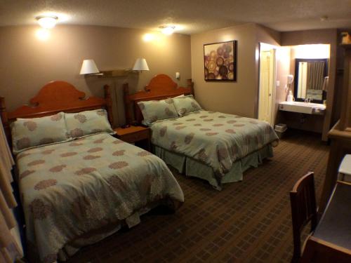 Habitación de hotel con 2 camas y baño en King's Motel & Restaurant, en St. Paul
