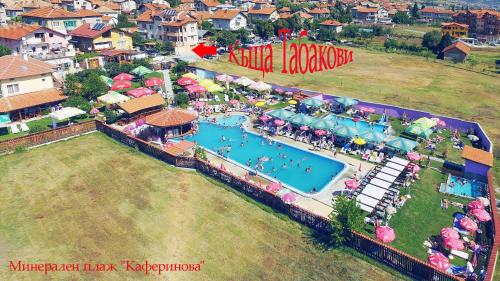 uma vista aérea de um parque de diversões com piscina em Guest House Tabakovi em Velingrad